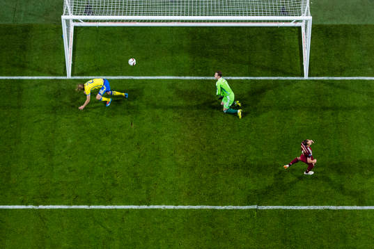 Sveriges Ola Toivonen kvitterar för Sverige till 1-1 bakom