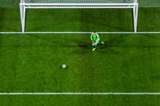 Rysslands målvakt Igor Akinfeev deppar