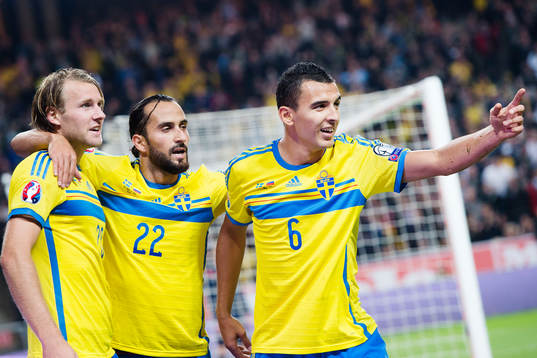 Sveriges Ola Toivonen, Erkan Zengin och Nabil Bahoui  jublar