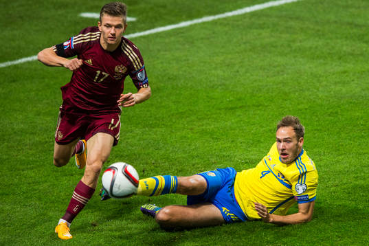Sveriges Andreas Granqvist rensar undan bollen för