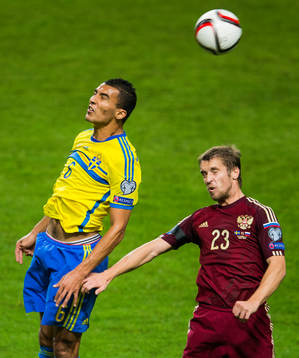 Sveriges Nabil Bahoui i en nickduell med Rysslands Dmitri