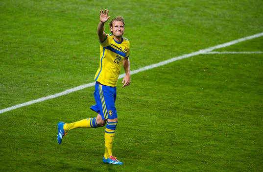 Sveriges Ola Toivonen vinkar till publiken