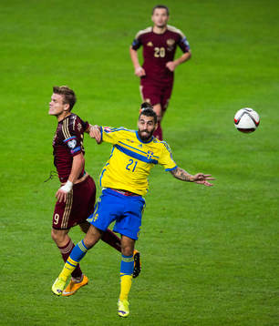 Rysslands Aleksandr Kokorin i en nickduell med Sveriges