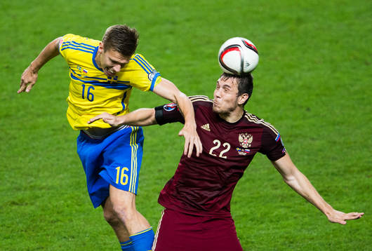 Sveriges Pontus Wernbloom i en nickduell med Rysslands