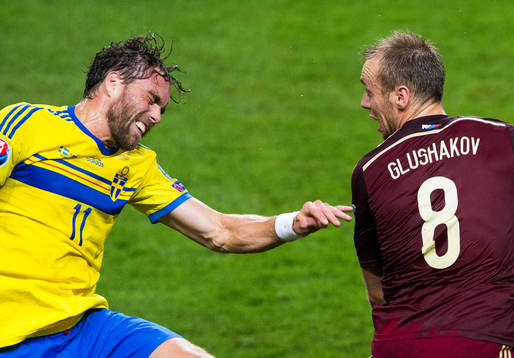Sveriges Johan Elmander i en nickduell med Rysslands Denis