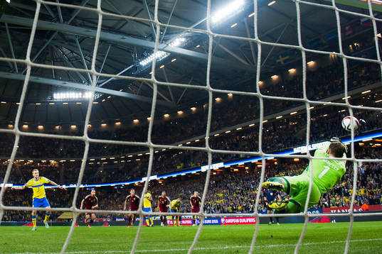Rysslands målvakt Igor Akinfeev räddar straffen från