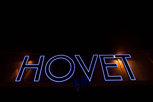 Neonskylt med texten Hovet utanför Hovets Isstadion