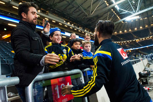 Sveriges Jimmy Durmaz ger bort sin matchtröja