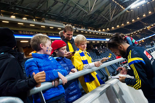 Sveriges Jimmy Durmaz skriver autografer