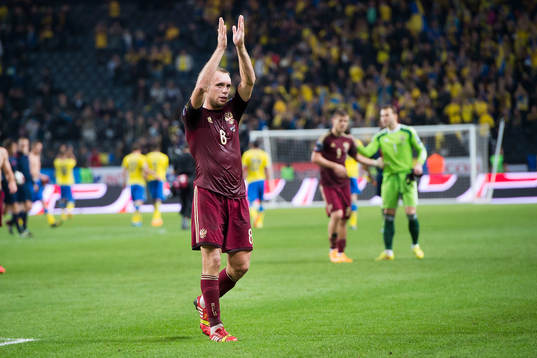 Rysslands Denis Glushakov tackar publiken