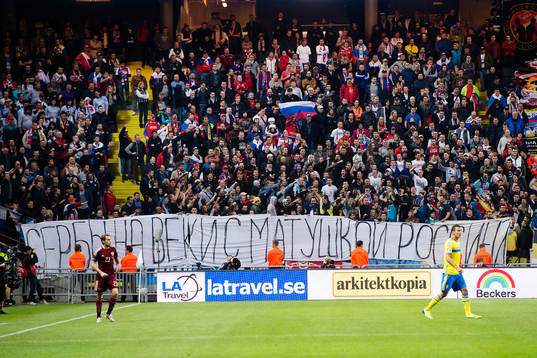 Rysslands supportrar håller upp en banderoll