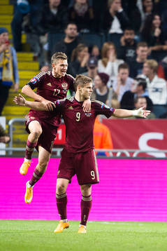 Rysslands Oleg Shatov och Aleksandr Kokorin jublar