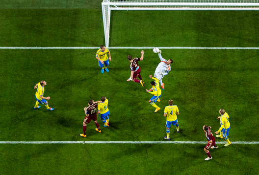 Sveriges målvakt Andreas Isaksson boxar undan bollen på