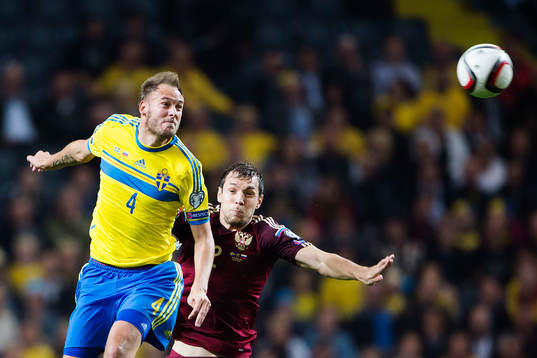 Sveriges Andreas Granqvist och Rysslands Artem Dzyuba