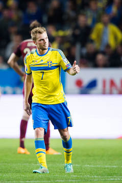 Sveriges Sebastian Larsson ger tummen upp