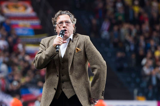 Tommy Körberg sjunger nationalsången