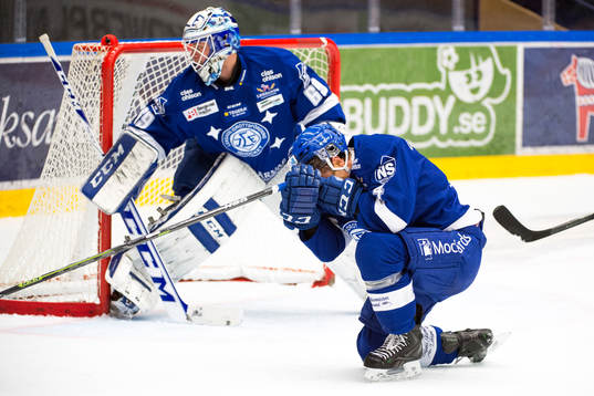 Leksands Robin Gartner får en puck i ansiktet och har ont
