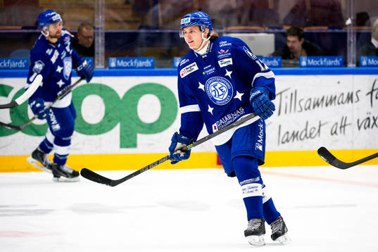 Leksands Fredrik Forsberg värmer upp före ishockeymatchen