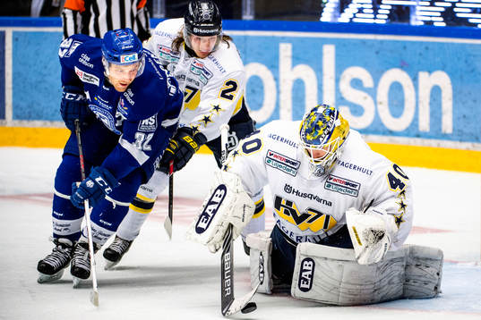 HV71s målvakt Erik Ersberg och Kristofer Berglund har
