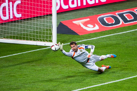 Sveriges målvakt Andreas Isaksson räddar eftt skott