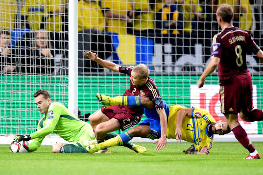 Rysslands Artem Dzyuba fäller Sveriges Jimmy Durmaz och