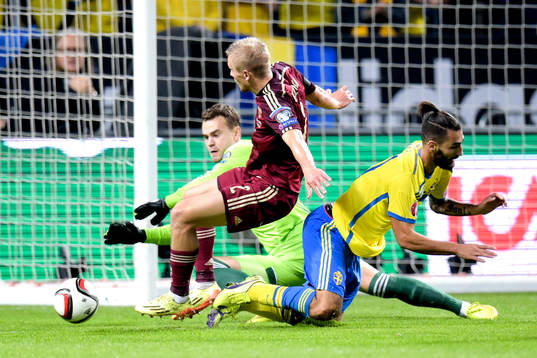 Rysslands Igor Smolnikov fäller Sveriges Jimmy Durmaz och