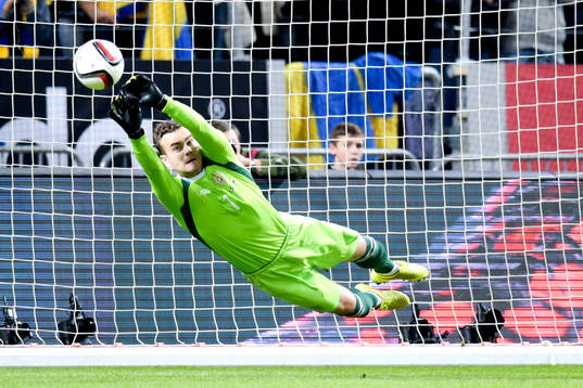 Rysslands målvakt Igor Akinfeev räddar straffen från