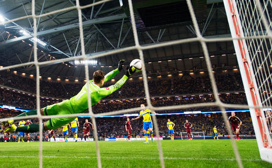 Rysslands målvakt Igor Akinfeev räddar en straff i