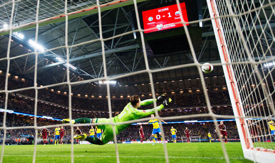 Rysslands målvakt Igor Akinfeev räddar en straff i