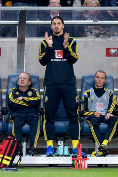 Sveriges Zlatan Ibrahimovic manar på sina medspelare