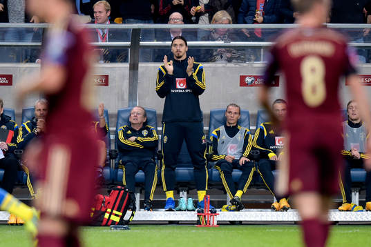 Sveriges Zlatan Ibrahimovic manar på sina medspelare