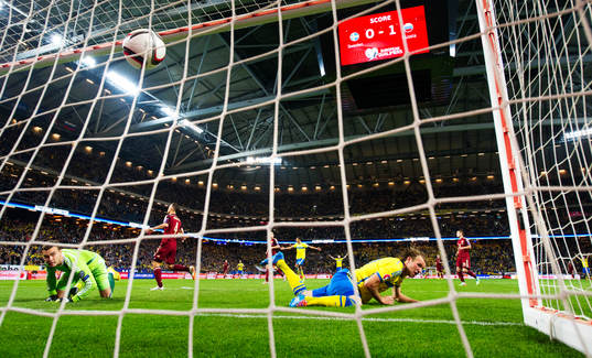 Rysslands målvakt Igor Akinfeev (t v) ser 1-1-bollen från