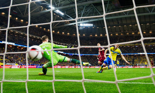 Sveriges Ola Toivonen skjuter in 1-1 bakom Rysslands