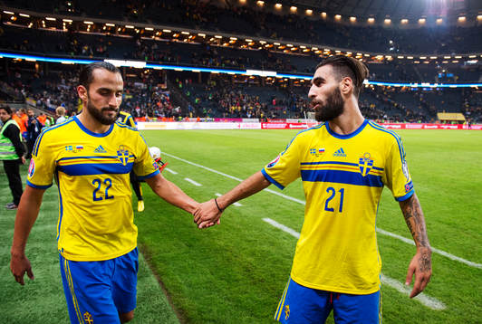 Sveriges Erkan Zengin och Jimmy Durmaz klappar om varandra