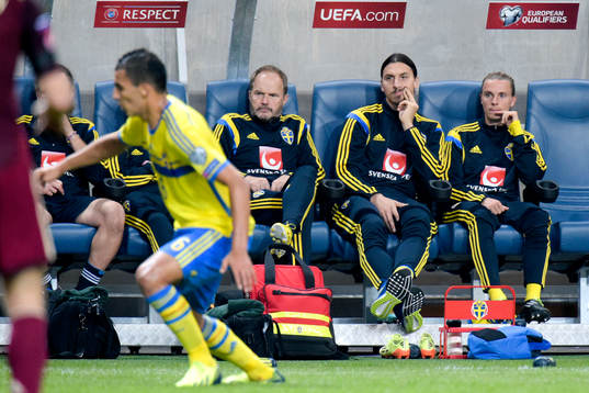 Sveriges Zlatan Ibrahimovic satt på bänken
