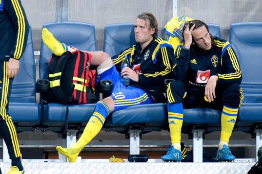 Sveriges Ola Toivonen sitter på bänken skadad