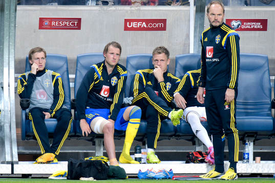 Sveriges Ola Toivonen sitter på bänken skadad