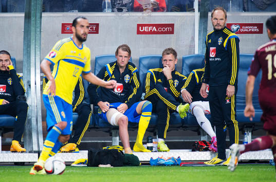 Sveriges Ola Toivonen är skadad på bänken