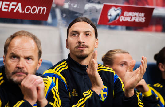 Sveriges Zlatan Ibrahimovic applåderar
