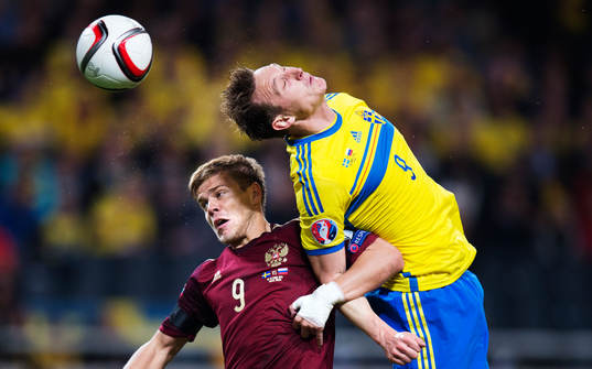 Rysslands Aleksandr Kokorin i en luftduell med Sveriges Kim