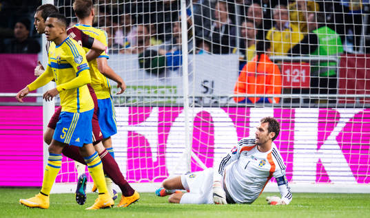 Sveriges målvakt Andreas Isaksson deppar