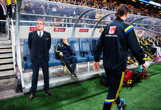 Sveriges Zlatan Ibrahimovic (t h) går förbi