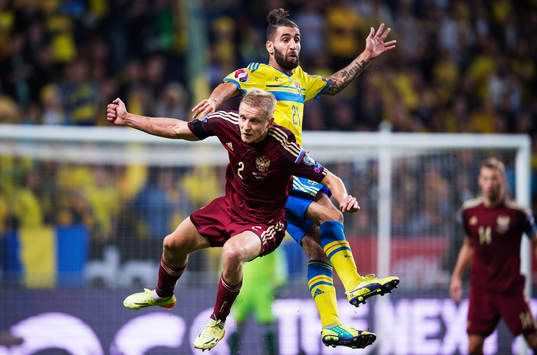 Rysslands Igor Smolnikov och Sveriges Jimmy Durmaz