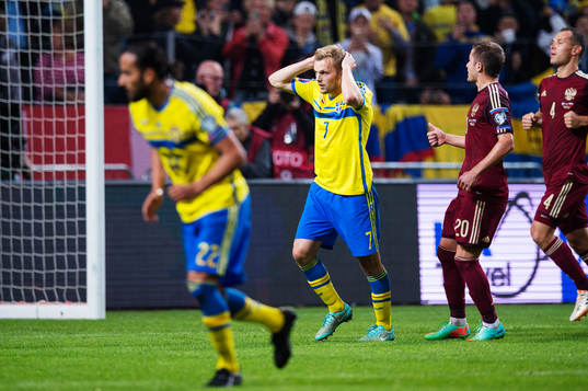 Sveriges Sebastian Larsson deppar