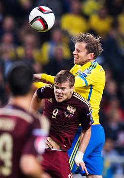 Rysslands Aleksandr Kokorin i en luftduell med Sveriges