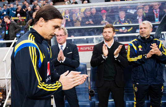 Sveriges Zlatan Ibrahimovic applåderas av förbundskapten