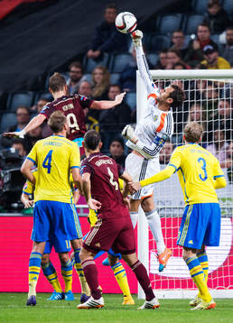 Sveriges målvakt Andreas Isaksson boxar ut bollen