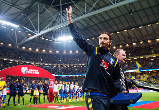 Sveriges Zlatan Ibrahimovic vinkar till publiken