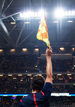 En lindedomare håller upp sin flagga