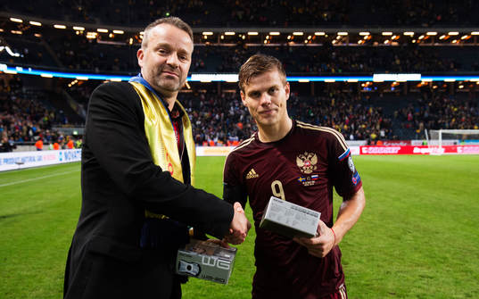 Rysslands Aleksandr Kokorin tar emot pris för det svenska